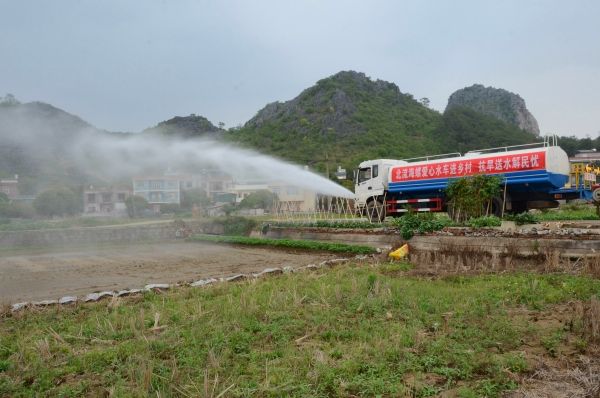 北流海螺開展愛心水車進(jìn)鄉(xiāng)村活動(dòng)，幫助群眾澆灌土地_副本