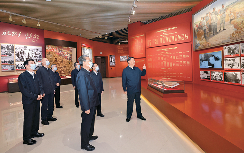 2022年10月27日，中共中央總書記、國家主席、中央軍委主席習(xí)近平帶領(lǐng)中共中央政治局常委李強(qiáng)、趙樂際、王滬寧、蔡奇、丁薛祥、李希，瞻仰延安革命紀(jì)念地。這是習(xí)近平等在延安革命紀(jì)念館，參觀《偉大歷程——中共中央在延安十三年歷史陳列》。 新華社記者 鞠鵬/攝
